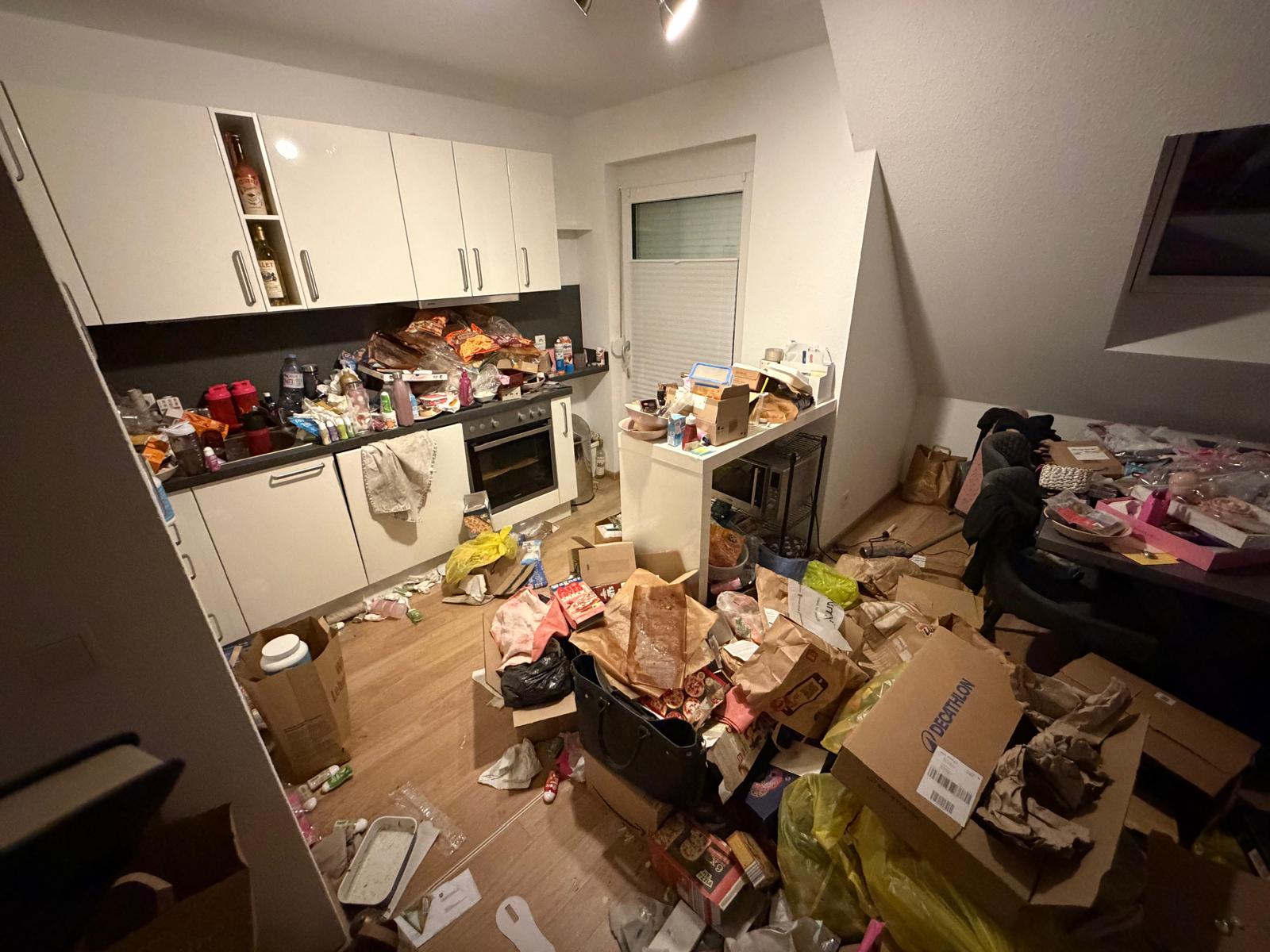 Vorher: vermüllte Küche mit Unrat und Verpackungen